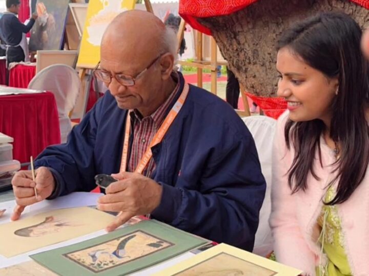 बनारस की रूह में उतरी आध्यात्मिक चेतना को रंगों में ढालतीं अनुष्का