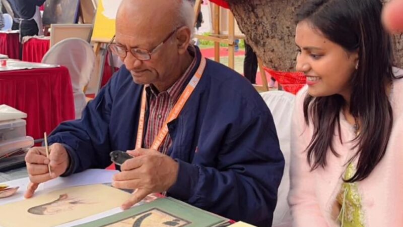 बनारस की रूह में उतरी आध्यात्मिक चेतना को रंगों में ढालतीं अनुष्का